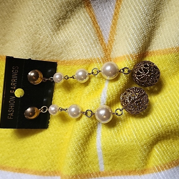 NWT Vintage Faux Pearl Chandelier Gold Tone Earrings for pierced ears - Picture 5 of 6